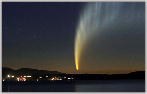 Comet McNaught flies over the skies of Pucon, Chile ... photo by David Lillo AFP ... January 19, 2007 ... 